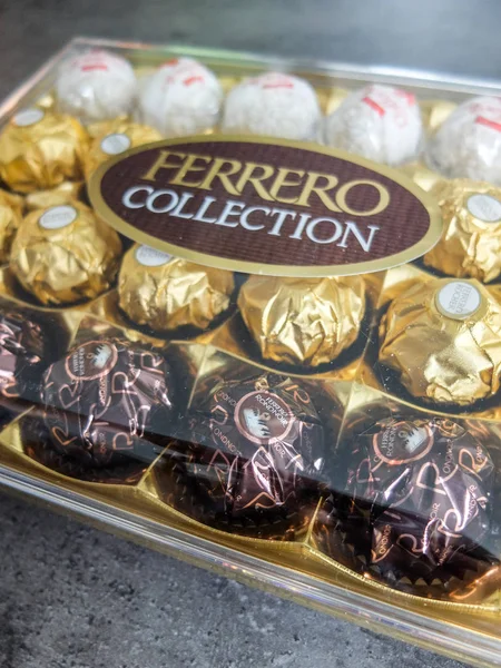 Charleroi Bélgica Diciembre 2019 Caja Colección Pralinés Ferrero Chocolate Con — Foto de Stock