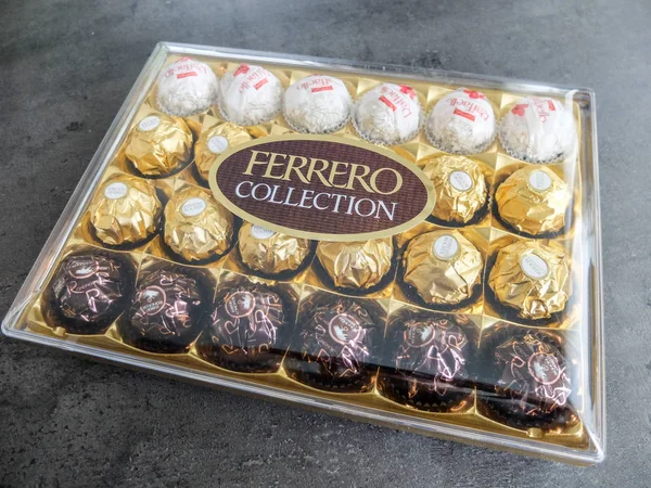 Charleroi, Belçika - 28 Aralık 2019: Raffaello, Ferrero Rocher ve Rond Noirs ile Ferrero Çikolatalı Pralines koleksiyon kutusu