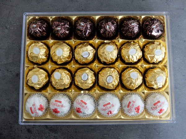 Charleroi Bélgica Diciembre 2019 Caja Colección Pralinés Ferrero Chocolate Con — Foto de Stock