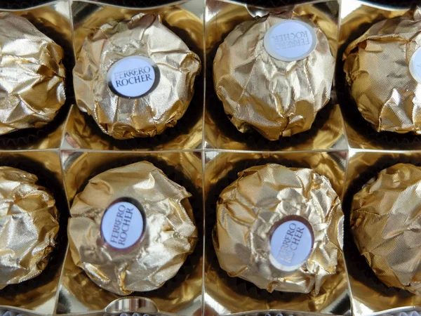 Charleroi Bélgica Diciembre 2019 Ferrero Rocher Chocolate Pralines Con Avellana — Foto de Stock