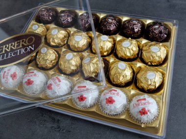 Charleroi, Belçika - 28 Aralık 2019: Raffaello, Ferrero Rocher ve Rond Noirs ile Ferrero Çikolatalı Pralines koleksiyon kutusu