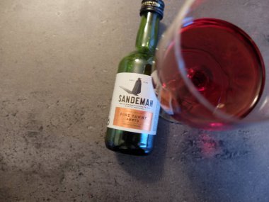 Charleroi, Belçika - 28 Aralık 2019: Bir bardak Sandeman porto