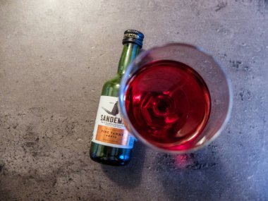 Charleroi, Belçika - 28 Aralık 2019: Bir bardak Sandeman porto