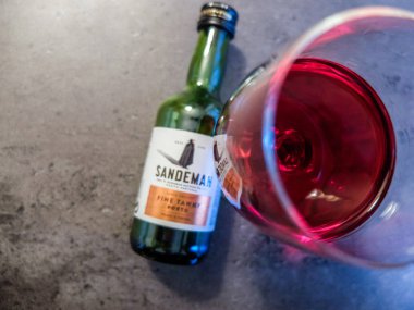 Charleroi, Belçika - 28 Aralık 2019: Bir bardak Sandeman porto