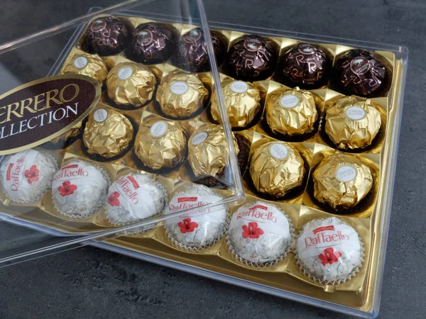 Charleroi Bélgica Diciembre 2019 Caja Colección Pralinés Ferrero Chocolate Con — Foto de Stock