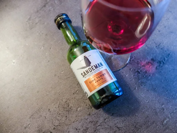 Charleroi, Belçika - 28 Aralık 2019: Bir bardak Sandeman porto