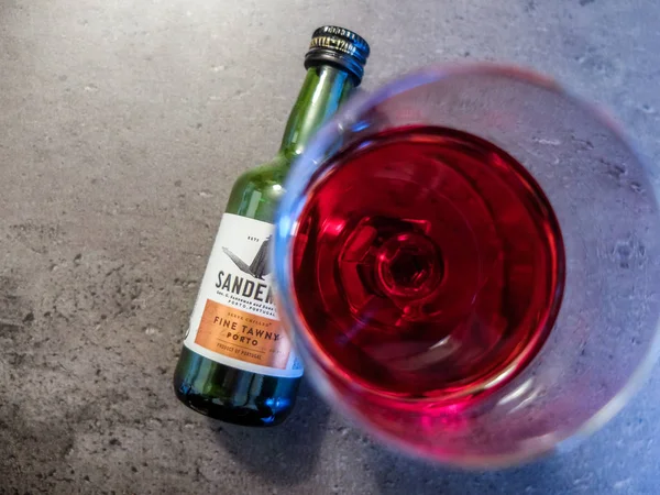 Charleroi, Belçika - 28 Aralık 2019: Bir bardak Sandeman porto