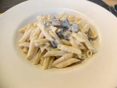Restoranda tütsülenmiş tofuyla vejetaryen carbonara makarnası.