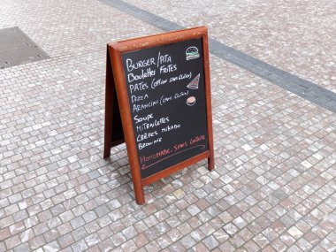 Charleroi, Belçika - 28 Aralık 2019: Veni Vidi Vegan, Charleroi 'de küçük bir organik ve vegan restoranı