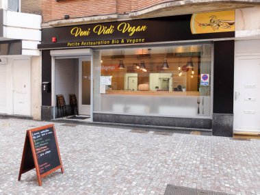 Charleroi, Belçika - 28 Aralık 2019: Veni Vidi Vegan, Charleroi 'de küçük bir organik ve vegan restoranı
