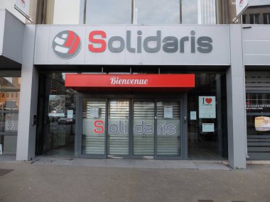 Charleroi, Belçika - 28 Aralık 2019: Mutualit Solidaris. Solidaris, Sosyalist Mutuel 'dir. Sağlıklı sigorta sistemi. Ön dükkan