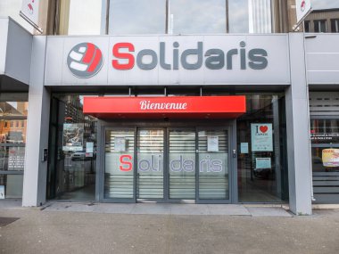 Charleroi, Belçika - 28 Aralık 2019: Mutualit Solidaris. Solidaris, Sosyalist Mutuel 'dir. Sağlıklı sigorta sistemi. Ön dükkan