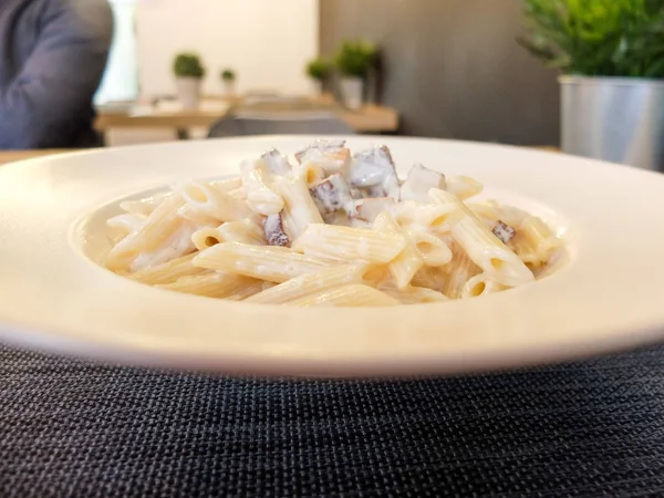 Restoranda tütsülenmiş tofuyla vejetaryen carbonara makarnası.
