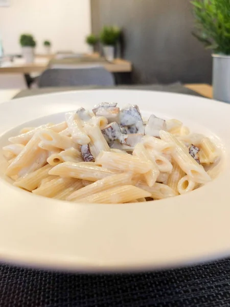 Vegán Carbonara Tészta Füstölt Tofuval Egy Étteremben — Stock Fotó