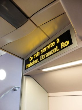 Arlon, Belçika - 27 Aralık 2019: Belçika treninin dijital ekran paneli: Bu tren Arlon, Marbehan, Libramont, Rochefort-Jemelle, Ciney, Namur, Bruxelles-Lüksemburg,,...