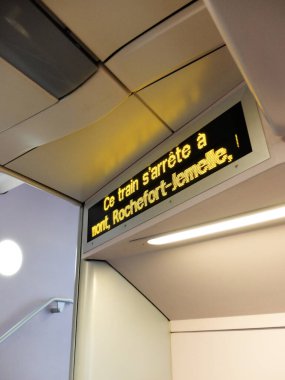 Arlon, Belçika - 27 Aralık 2019: Belçika treninin dijital ekran paneli: Bu tren Arlon, Marbehan, Libramont, Rochefort-Jemelle, Ciney, Namur, Bruxelles-Lüksemburg,,...