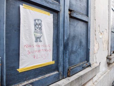 Namur, Belçika - 27 Aralık 2019: Sarı yelekler sokakta protesto afişi