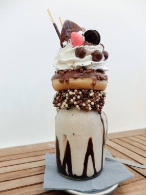 Freakshake, soslu bir çeşit gurme milkshake: çörek, krema, çikolata topu, gofret bisküvisi, şeker, mikado, mini dondurma keki.