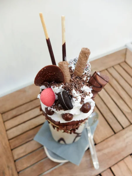 Freakshake Une Sorte Milk Shake Gastronomique Avec Garniture Beignet Crème — Photo