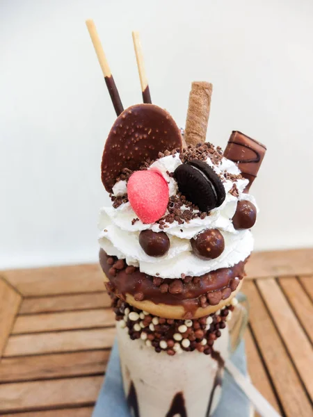 Freakshake Egyfajta Ínyenc Tejturmix Feltéttel Fánk Tejszínhab Csokoládé Golyó Ostya — Stock Fotó