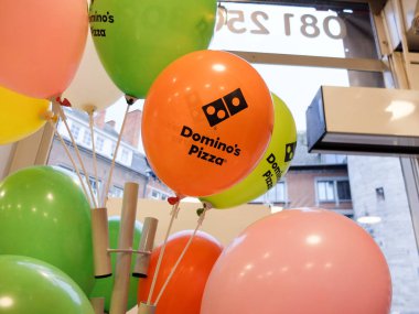 Namur, Belçika - 28 Aralık 2019 Dominos pizza balonları