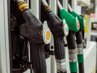 Rodange, Lüksemburg - 10 Aralık 2019: Bir benzin istasyonunda yakıt dağıtımı için musluklu jet başlıkları veya hortumlar