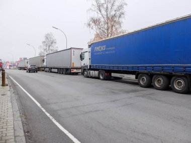 Rodange, Lüksemburg - 10 Aralık 2019: Kamyon hatlarıyla Longwy karayolu