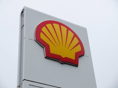 Rodange, Lüksemburg - 10 Aralık 2019: Shell Benzin İstasyonu