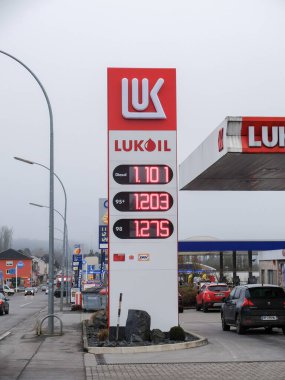 Rodange, Lüksemburg - 10 Aralık 2019: Lukoil Gaz / Yakıt İstasyonu