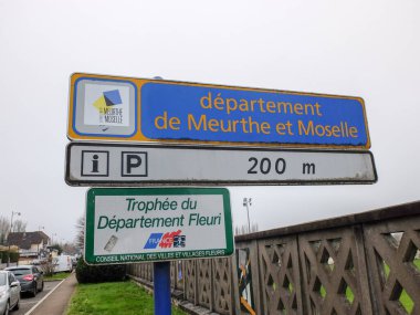 Longlaville, Fransa - 10 Aralık 2019: Fransa 'daki dpartement de Meurthe et Moselle' e hoş geldiniz, mavi işaret