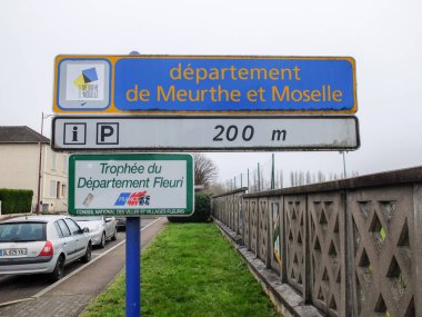Longlaville, Fransa - 10 Aralık 2019: Fransa 'daki dpartement de Meurthe et Moselle' e hoş geldiniz, mavi işaret