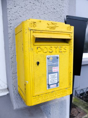 Longlaville, Fransa - 10 Aralık 2019: Fransa Fransız Postane sarı posta kutusu