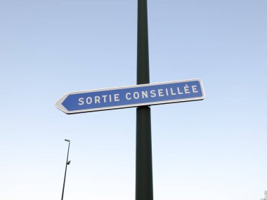 Fransızcada yön işareti Önerilen çıkış / sorti konseyi