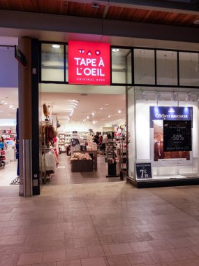 Bant loeil mağazası önü. Bant l 'il, çocuklar için hazır giyim markası. 0-16 yaşları arasında giysi ve aksesuar üreten ve dağıtan bir çocuk modadır.