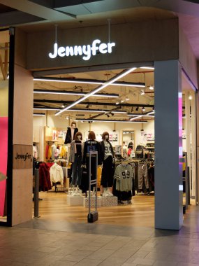 Jennyfer mağaza önü. Jennyfer bir Fransız markası, hazır giyim zinciri, moda odaklı genç kadınlar için kadın ayakkabıları ve aksesuarları..