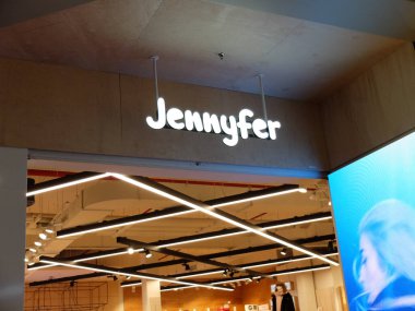 Jennyfer mağaza önü. Jennyfer bir Fransız markası, hazır giyim zinciri, moda odaklı genç kadınlar için kadın ayakkabıları ve aksesuarları..