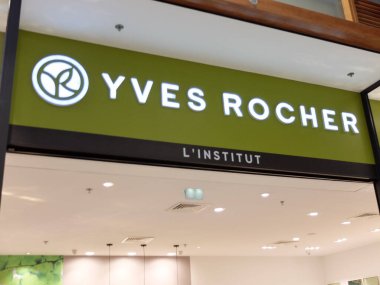 Yves Rocher mağaza önü. The Rocher Group (eski adıyla Yves Rocher Group), 1959 yılında Yves Rocher tarafından kurulan bir Fransız aile grubudur. Kozmetik, makyaj, parfümler, yüz ve vücut bakımı, güzellik salonu bakımı