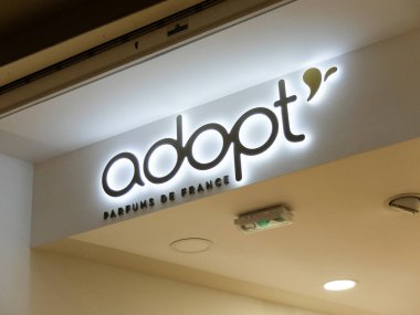 Fransa 'nın Parfüm Dükkanı' nı satın al. Evlat edinme, Fransa 'da üretilen ve üretilen bir parfüm markasıdır. Ayrıca makyaj, vücut bakımı ve aksesuar da sunuyorlar..