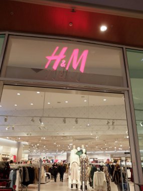 H & M mağaza önü. Hennes and Mauritz (daha çok H & M olarak bilinir), Erling Persson tarafından 1947 yılında kurulan İsveçli hazır giyim firması ve kadın, çocuk ve erkek mağaza zinciri. 