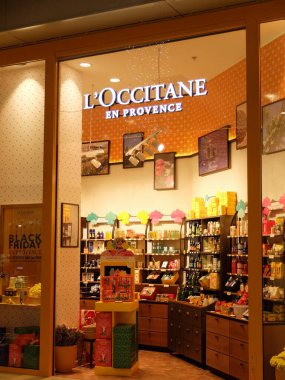 Occitane en Provence mağazası önü. L 'Occitane, Olivier Baussan tarafından 1976 yılında üretilen bir kozmetik üründür. Ürünleri aromaterapi ve fizyoterapi ilkelerini izler. 