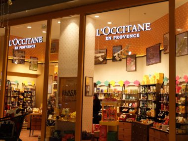 Occitane en Provence mağazası önü. L 'Occitane, Olivier Baussan tarafından 1976 yılında üretilen bir kozmetik üründür. Ürünleri aromaterapi ve fizyoterapi ilkelerini izler. 