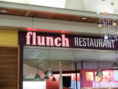 Dörtlü Restoran mağazası önü. Flunch, Fransız self-servis restoran zinciri. Fransa, İspanya, İtalya ve Polonya 'da bulunur. Bu zincir Auchan 'a ait olan Flunch şirketi tarafından işletiliyor.