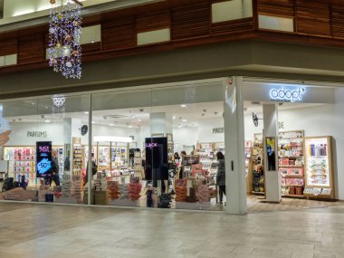 Fransa 'nın Parfüm Dükkanı' nı satın al. Evlat edinme, Fransa 'da üretilen ve üretilen bir parfüm markasıdır. Ayrıca makyaj, vücut bakımı ve aksesuar da sunuyorlar.