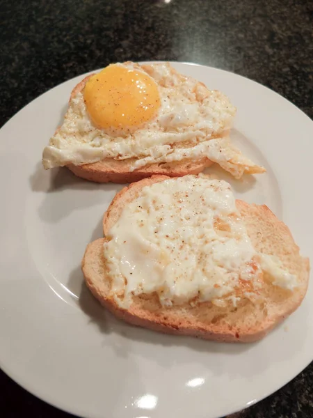 Жареные Яйца Хлебных Тостах — стоковое фото