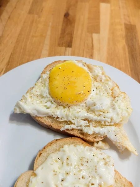 Жареные Яйца Хлебных Тостах — стоковое фото