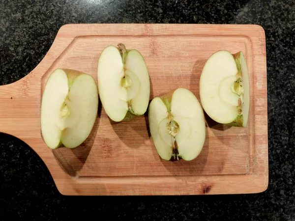 Cales Pomme Sur Planche Découper Bois — Photo