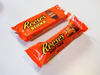 Reeses çubukları ve Reeses fındıklı çikolatası. Ünlü Amerikan fıstık ezmeli çikolata. 