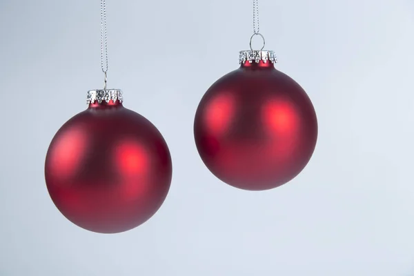 Fundo de Natal com um ornamento colorido, caixa de presente, bagas e abeto na neve isolada — Fotografia de Stock