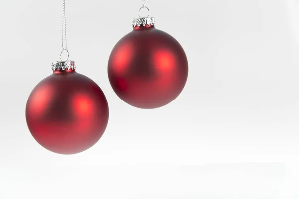 Sfondo di Natale con un ornamento colorato, confezione regalo, bacche e abete in neve isolata — Foto Stock