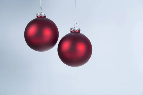 Renkli bir süs, hediye kutusu, çilek ve izole kar köknar Noel arka plan — Stok fotoğraf